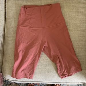 Wunder Train High-Rise Short 8"